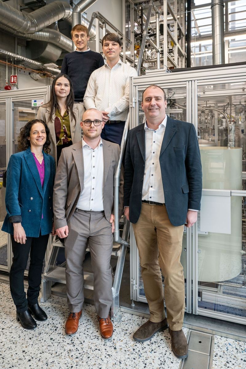 Onderzoekers UGent en Catalisti bij nieuwe installatie  op campus Kortrijk